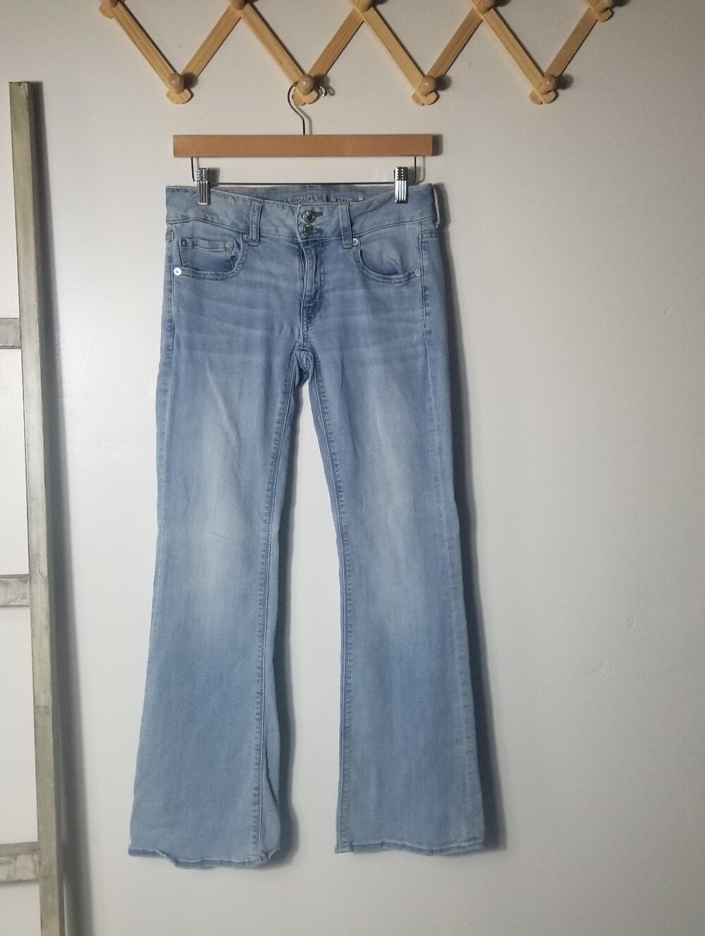 AMERICAN EAGLE WOMEN'S LIGHT WASH ARTIST FLARE JEANS SIZE 6 SHORT